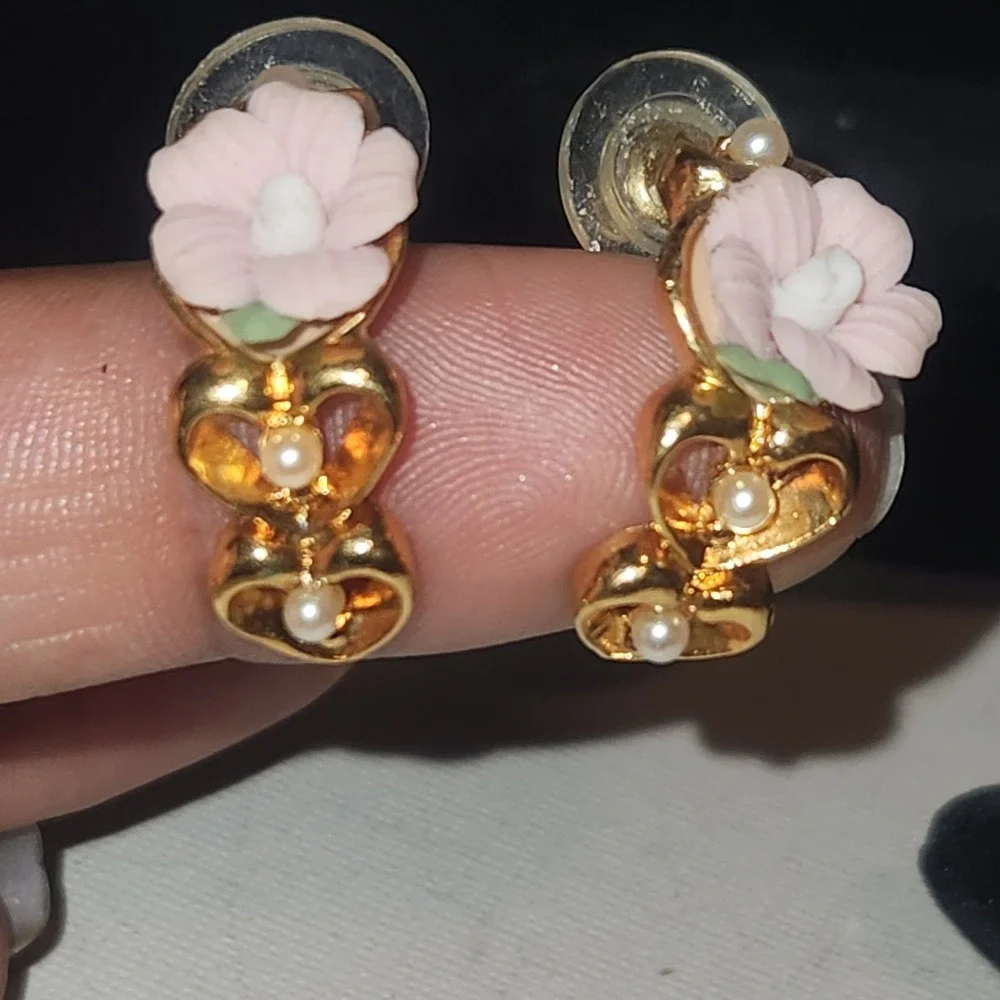 Vintage Avon Gold Tone Pink Flower Heart Faux Pearl Hoop Post‎ Earrings Pierced